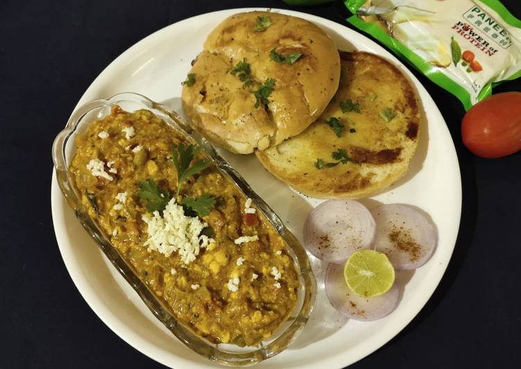 Paneer bhurji (gravy form) with bun