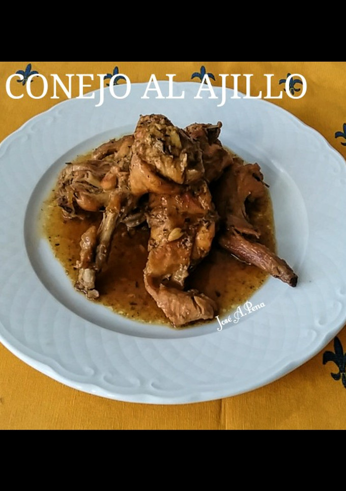 Una foto de Conejo al ajillo