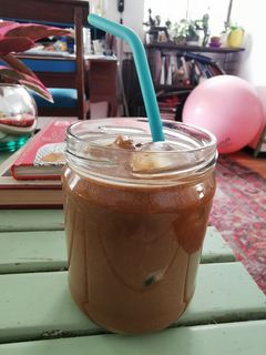 Una foto de Café de olla latte helado