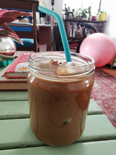 Una foto de Café de olla latte helado