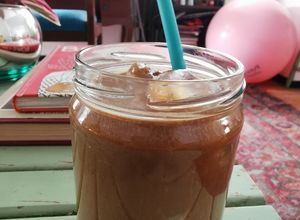 Una foto de Café de olla latte helado