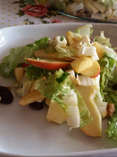 Una foto de Ensalada de manzana con frutos secos y queso fresco