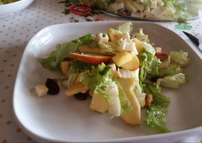 Foto principal de Ensalada de manzana con frutos secos y queso fresco