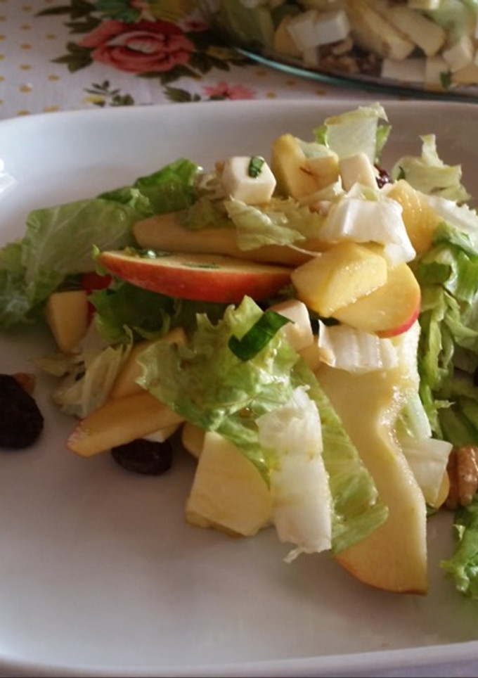 Una foto de Ensalada de manzana con frutos secos y queso fresco