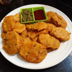 A picture of Aloo ke pakode.