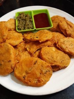 A picture of Aloo ke pakode.