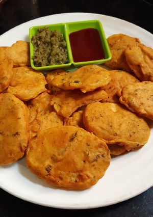 A picture of Aloo ke pakode.