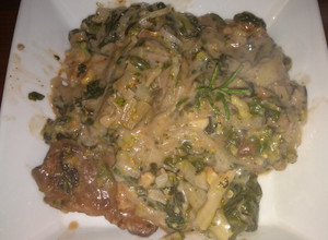 Una foto de Bifes con crema de acelga y nueces