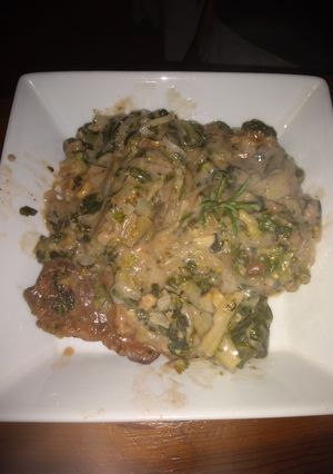 Una foto de Bifes con crema de acelga y nueces