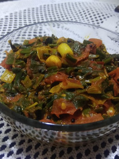 हरी प्याज़ टमाटर की सब्ज़ी (Hari pyaz tamatar ki sabzi recipe in hindi) रेसिपी मुख्य फोटो