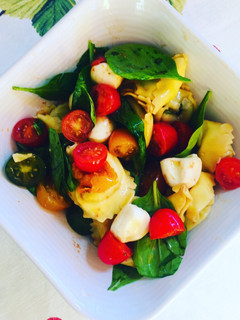 Una foto de Ensalada de pasta fresca rellena Caprese