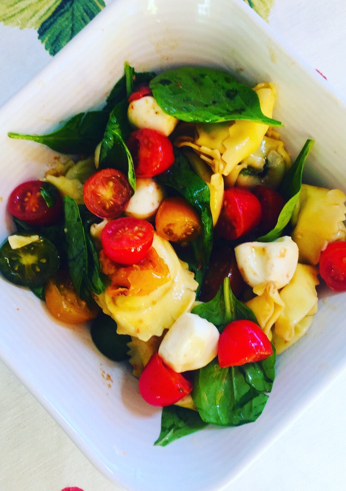 Una foto de Ensalada de pasta fresca rellena Caprese