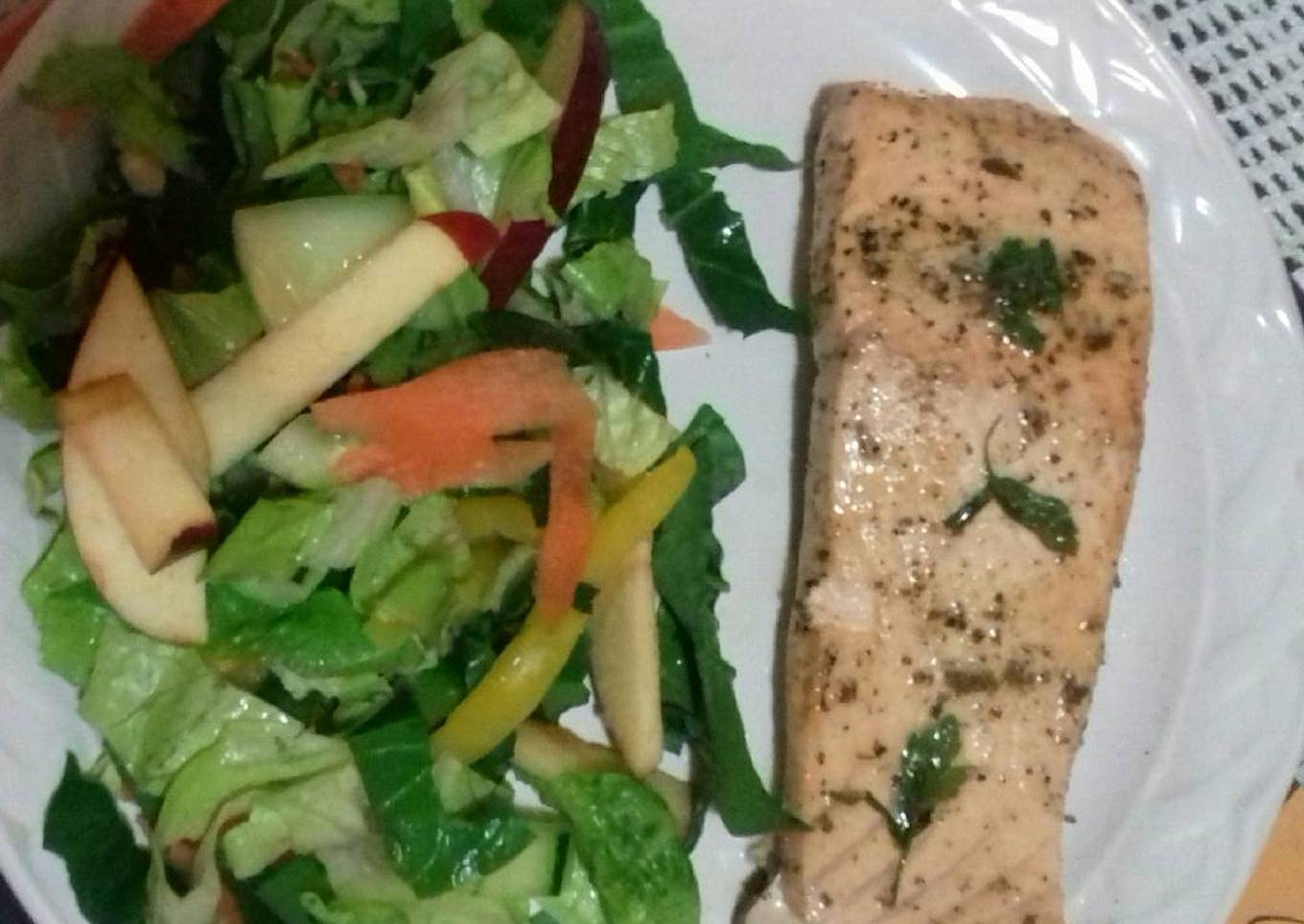 Salmón al perejil, y su ensalada fresca