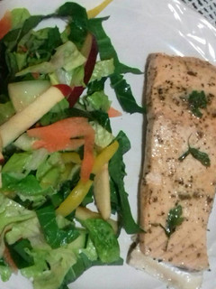 Una foto de Salmón al perejil, y su ensalada fresca