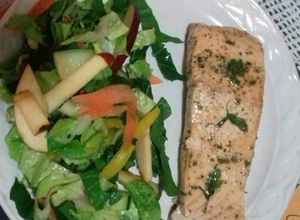 Una foto de Salmón al perejil, y su ensalada fresca