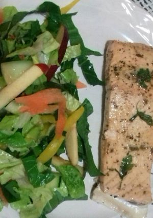 Una foto de Salmón al perejil, y su ensalada fresca