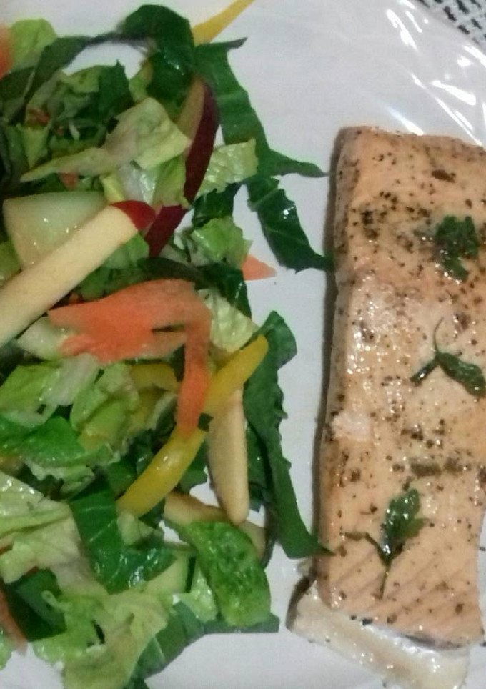 Una foto de Salmón al perejil, y su ensalada fresca