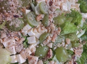 Una foto de Ensalada Navideña de Uvas y Lechuga