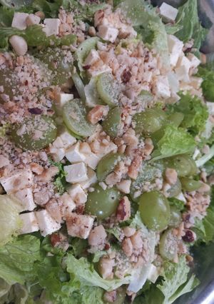 Una foto de Ensalada Navideña de Uvas y Lechuga