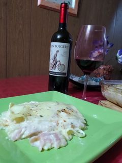 Una foto de Lasagna de jamón/ queso y salsa blanca