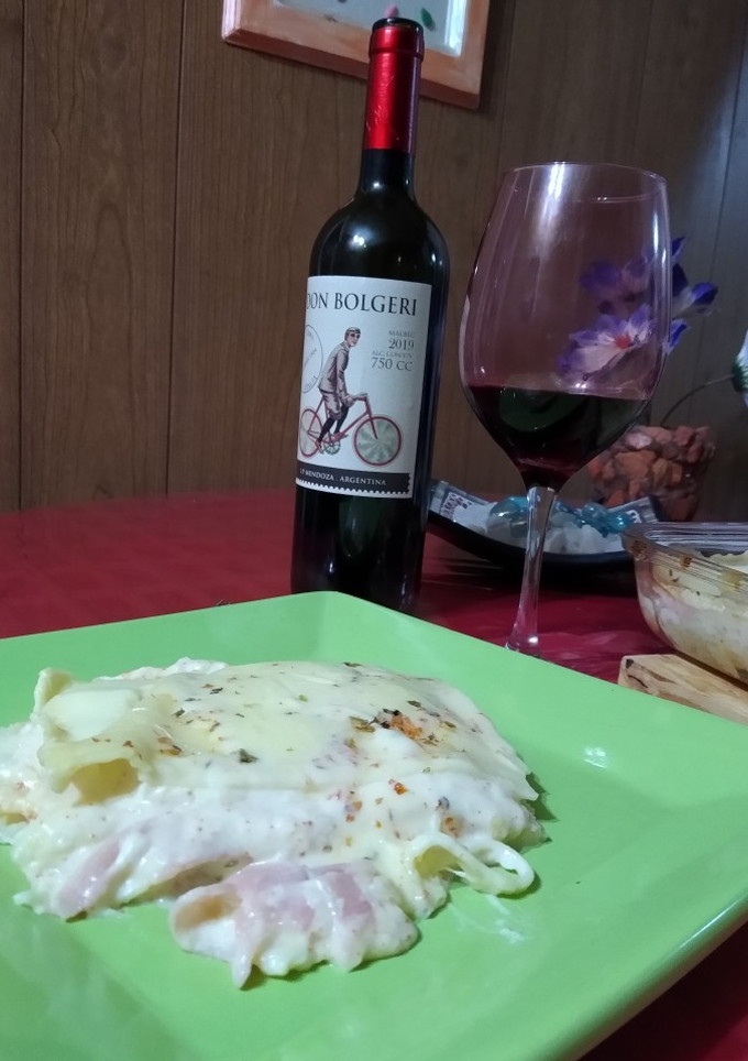 Una foto de Lasagna de jamón/ queso y salsa blanca