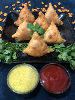 સમોસા(Samosa Recipe In Gujarati) રેસીપી મુખ્ય ફોટો