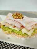 Tosta de pavo y queso con aguacate