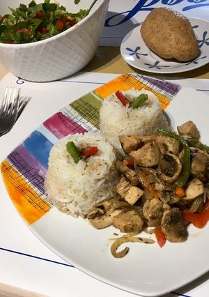 Una foto de Pollo Saltado con Arroz
