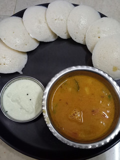 ઇડલી સંભાર(idli sambhar recipe in Gujarati) રેસીપી મુખ્ય ફોટો