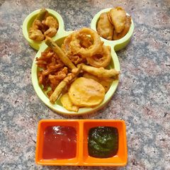 A picture of Chana dal pakode1 batter 6 types of bhajiyas bhajiya platter.