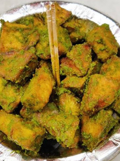 दिल्ली की फेमस आलू चाट (delhi ki famous aloo chaat recipe in Hindi) रेसिपी मुख्य फोटो