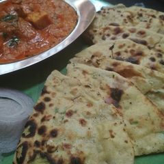 A picture of Missi tandoori roti.