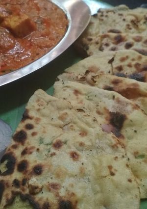 A picture of Missi tandoori roti.