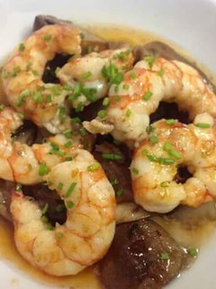 Una foto de Gambas al ajillo con setas de cardo