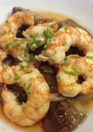 Foto principal de Gambas al ajillo con setas de cardo