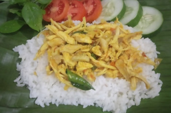 Bagaimana Membuat Nasi bakar pedas ayam suwir kemang Menu Enak Dan Mudah Dibuat