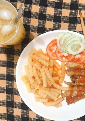 Hình của món Nui sốt cà chua ăn kèm thịt lợn chiên giòn 😜.