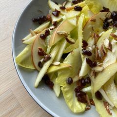 A picture of Endive, apple and raisin salad.