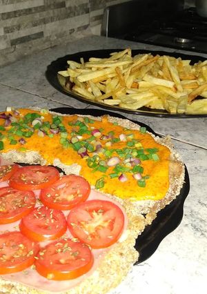 Una foto de Milanesa con cheddar y con jamón y tomates