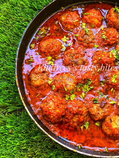 A picture of Spaghetti and meatballs.