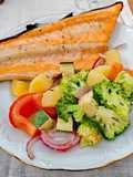 Salmão no forno em cama de legumes
