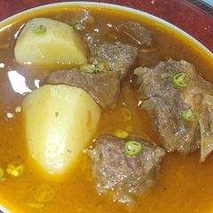 A picture of Aloo gosht.