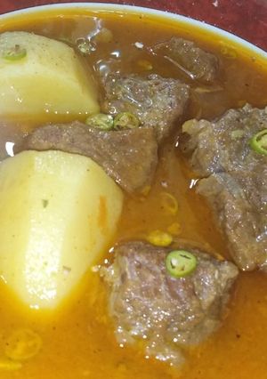 A picture of Aloo gosht.