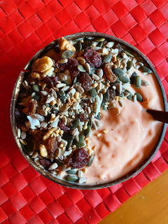 Una foto de Bol helado de kefir y papaya