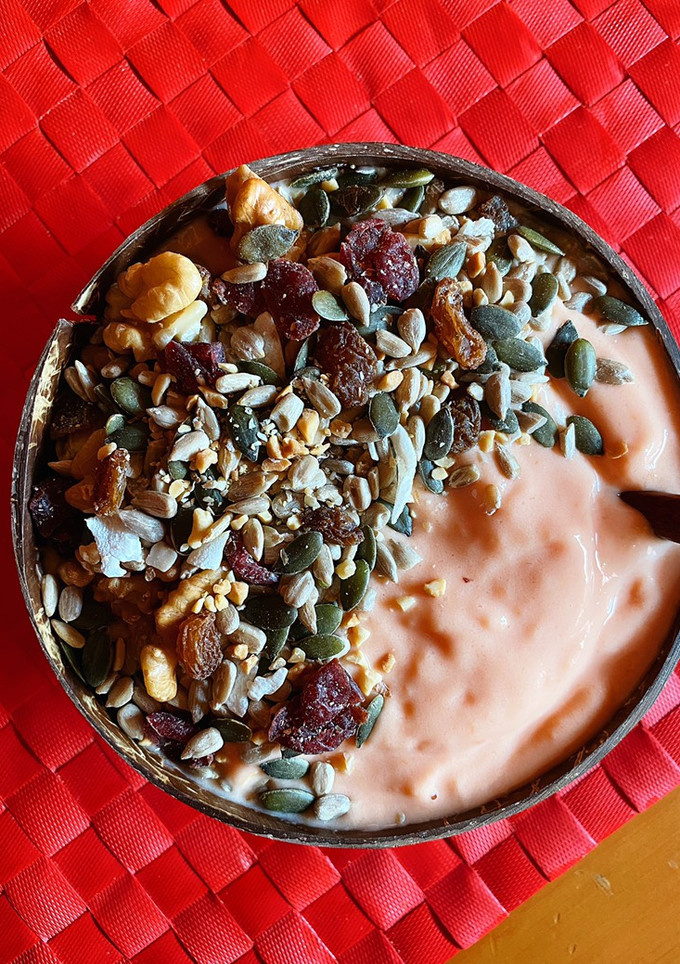 Una foto de Bol helado de kefir y papaya