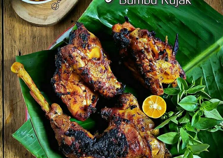 Bagaimana Menyiapkan Ayam Bakar Bumbu Rujak Enak dan Antiribet