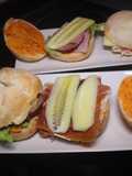 Bollos con jamones, lechuga y pepino