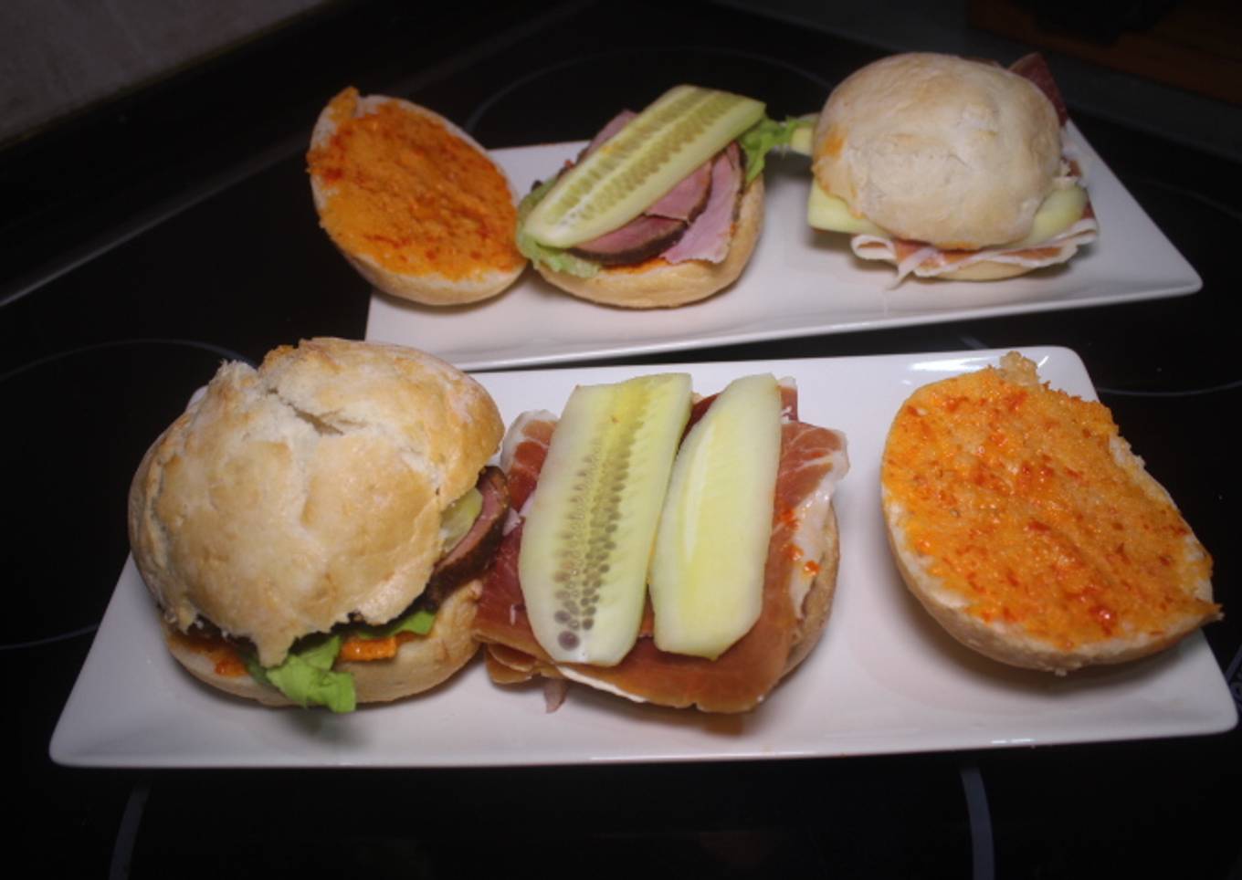 Bollos con jamones, lechuga y pepino