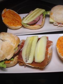 Una foto de Bollos con jamones, lechuga y pepino