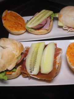 Una foto de Bollos con jamones, lechuga y pepino
